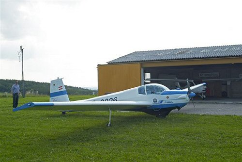 Vor dem Hangar