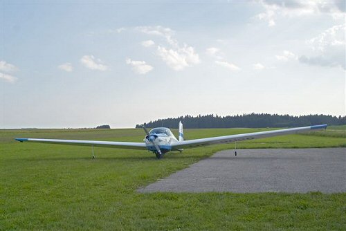 Motorfalke auf dem Vorfeld