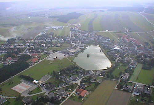Blick über Ottenschlag in Pistenrichtung 21