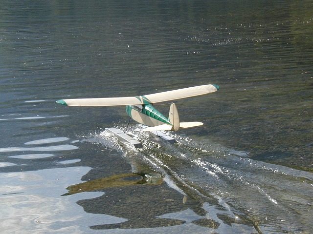 Elektro-Wasserfliegertreffen Grundlsee am 21. und 22. Mai 2005 - Foto 09 - klick = zurck zum Index