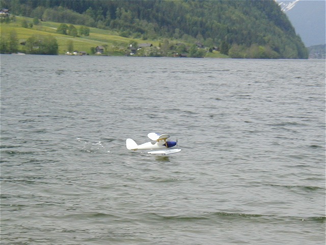 Elektro-Wasserfliegertreffen Grundlsee am 21. und 22. Mai 2005 - Foto 12 - klick = zurck zum Index