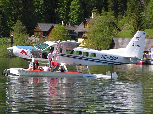 Elektro-Wasserfliegertreffen Grundlsee am 21. und 22. Mai 2005 - Foto 17 - klick = zurck zum Index