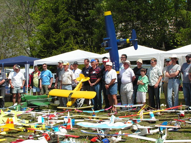 Elektro-Wasserfliegertreffen Grundlsee am 21. und 22. Mai 2005 - Foto 21 - klick = zurck zum Index