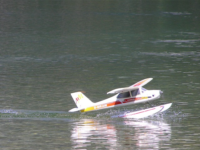 Elektro-Wasserfliegertreffen Grundlsee am 23. und 24. Juni 2007 - Foto 18 - klick = zurck zum Index