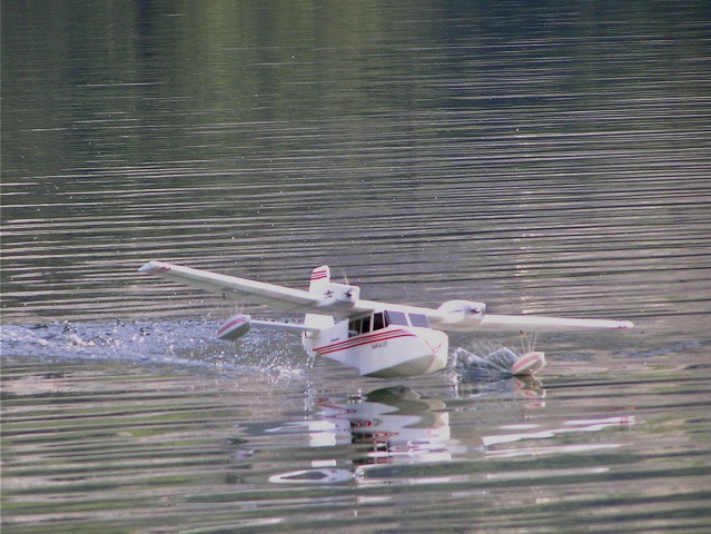 Elektro-Wasserfliegertreffen Grundlsee am 23. und 24. Juni 2007 - Foto 27 - klick = zurck zum Index