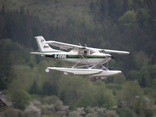 Elektro-Wasserfliegertreffen Grundlsee von 13. bis 15. Mai 2010 - Foto 33 - klick = zurck zum Index